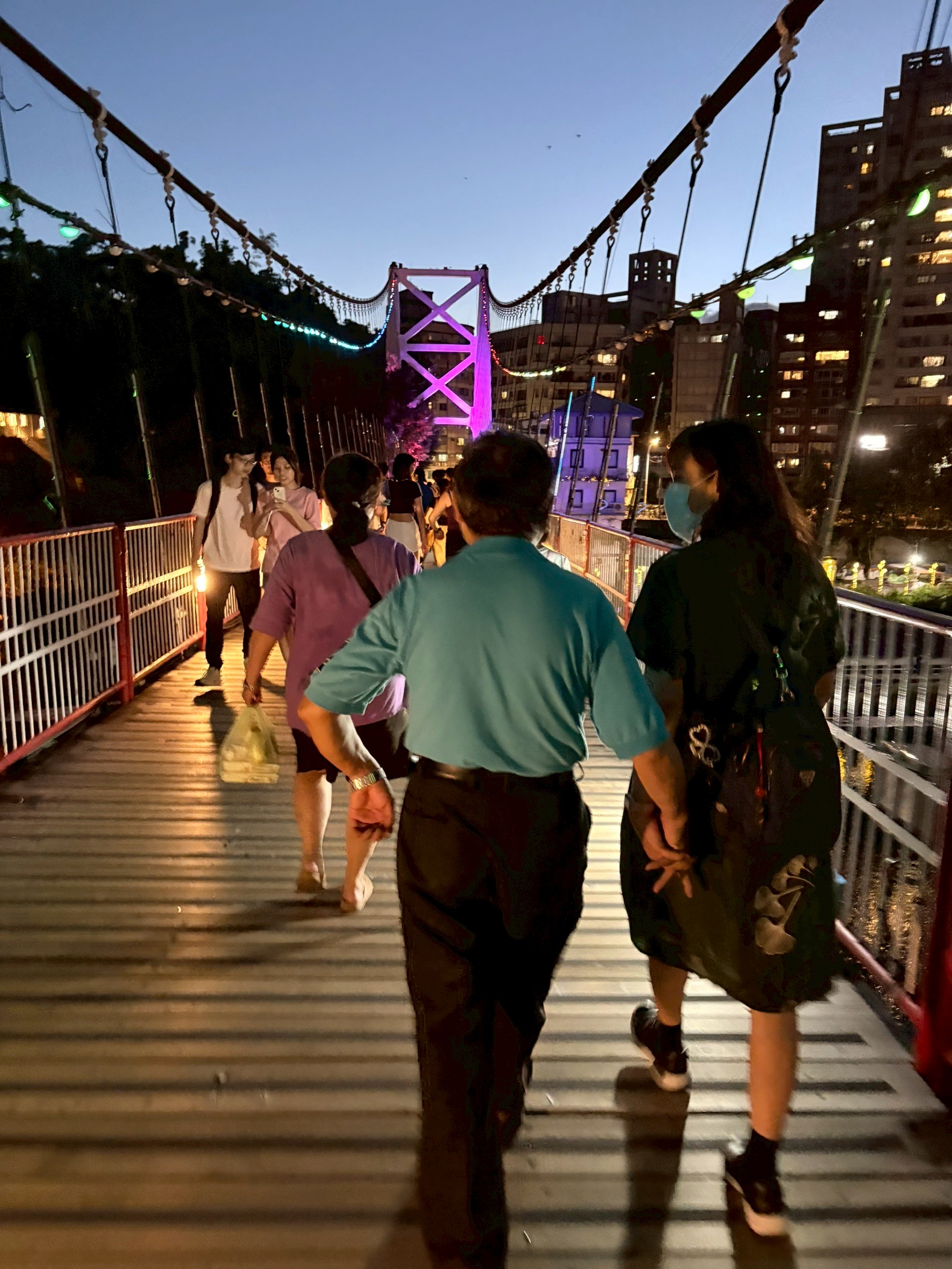 首次讓均帶小金魚爸媽出遊，碧潭吃吃喝喝看水舞跟煙火