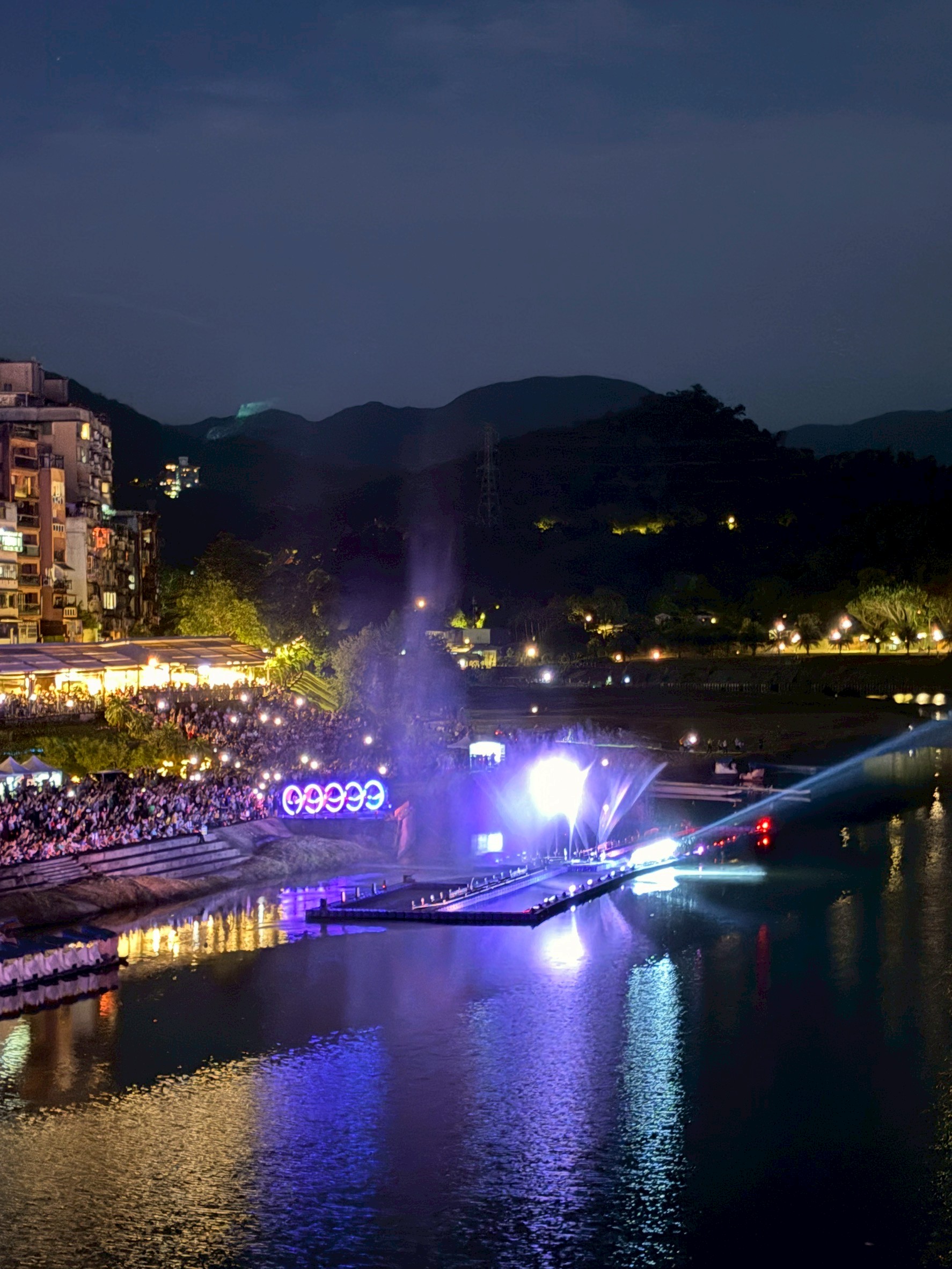 首次讓均帶小金魚爸媽出遊，碧潭吃吃喝喝看水舞跟煙火