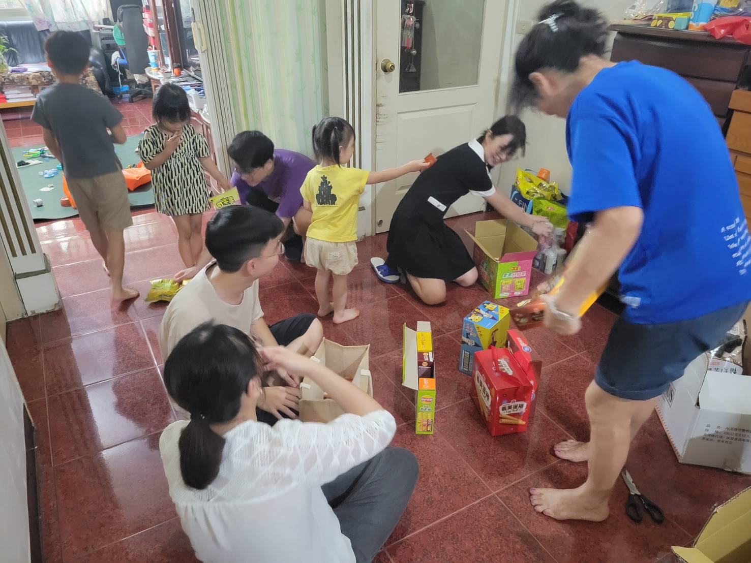 跟小金魚回娘家幫忙普渡拜拜.小孩們的陪玩.蹭兩餐