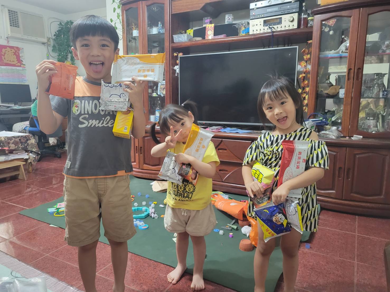 跟小金魚回娘家幫忙普渡拜拜.小孩們的陪玩.蹭兩餐