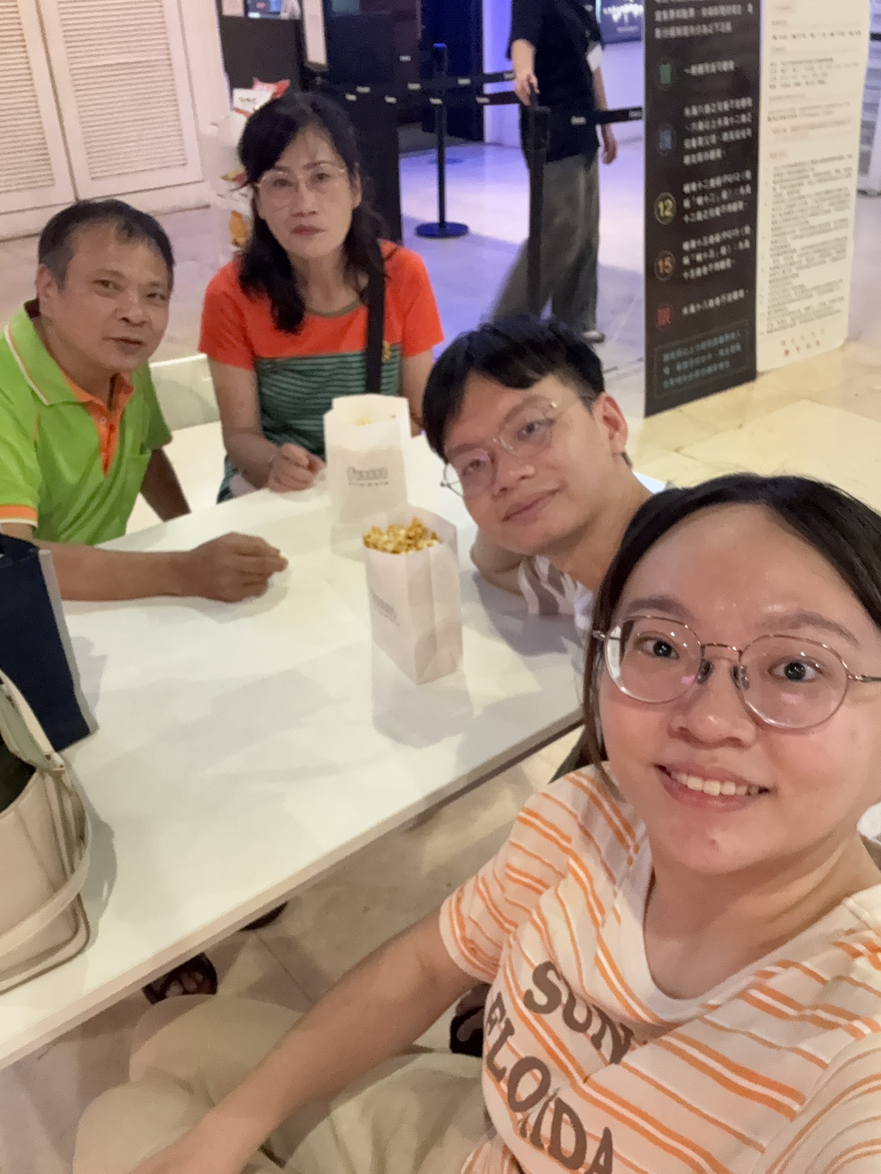 跟小金魚+小金魚爸媽一起去鴻金寶看電影96分鐘高鐵片.吃小本經營