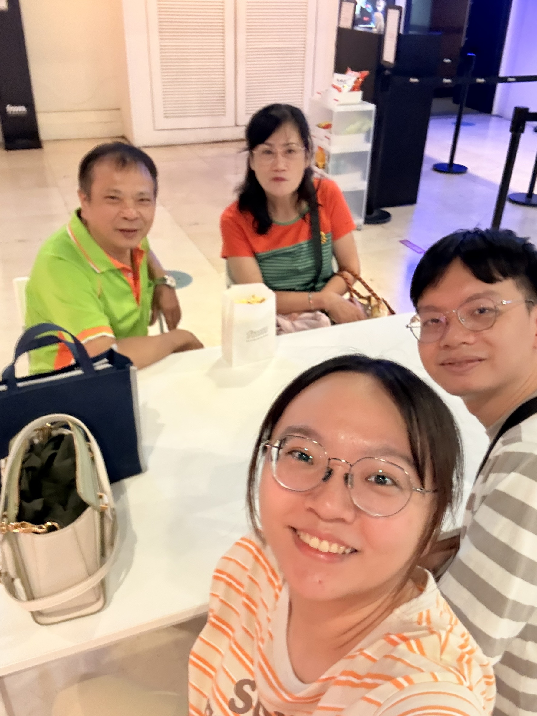 跟小金魚+小金魚爸媽一起去鴻金寶看電影96分鐘高鐵片.吃小本經營