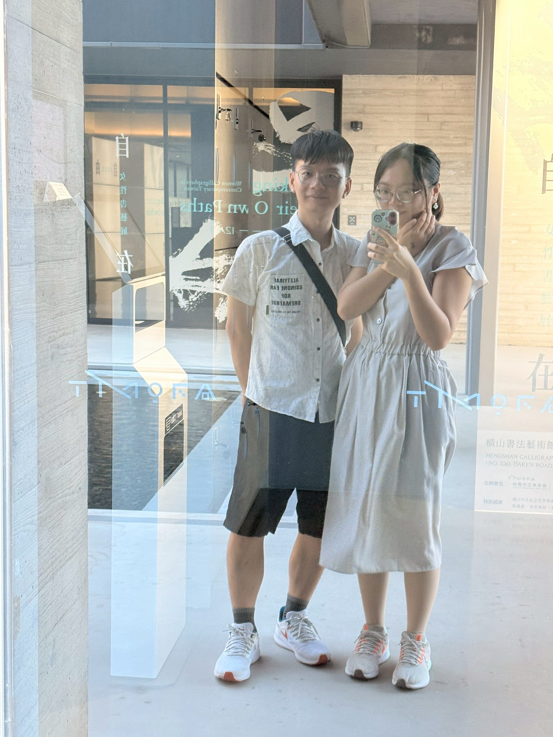 小均跟我爸媽哥哥心柔一起出遊，逛手信霧隱城、橫山書法藝術館、中壢觀光夜市吃爆