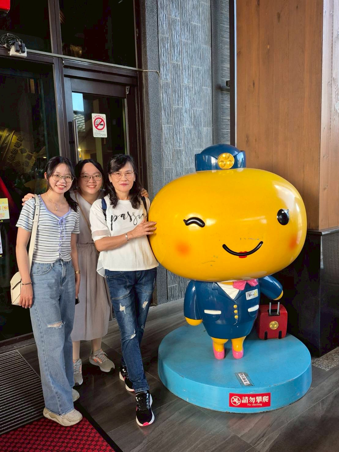 小均跟我爸媽哥哥心柔一起出遊，逛手信霧隱城、橫山書法藝術館、中壢觀光夜市吃爆