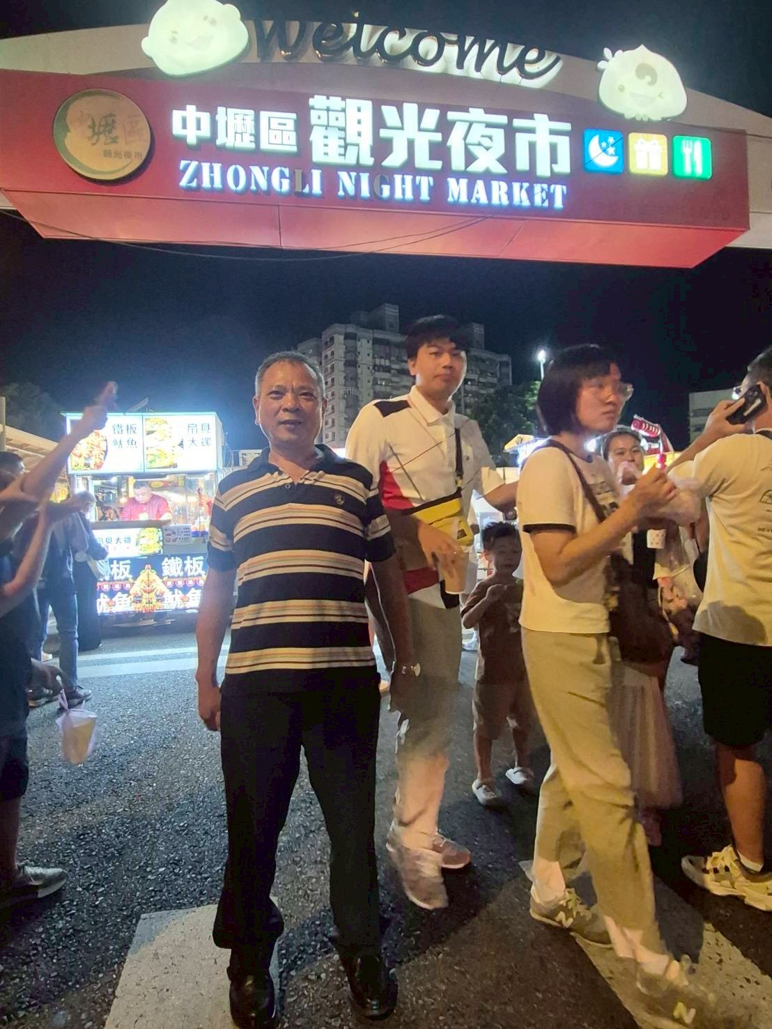 小均跟我爸媽哥哥心柔一起出遊，逛手信霧隱城、橫山書法藝術館、中壢觀光夜市吃爆