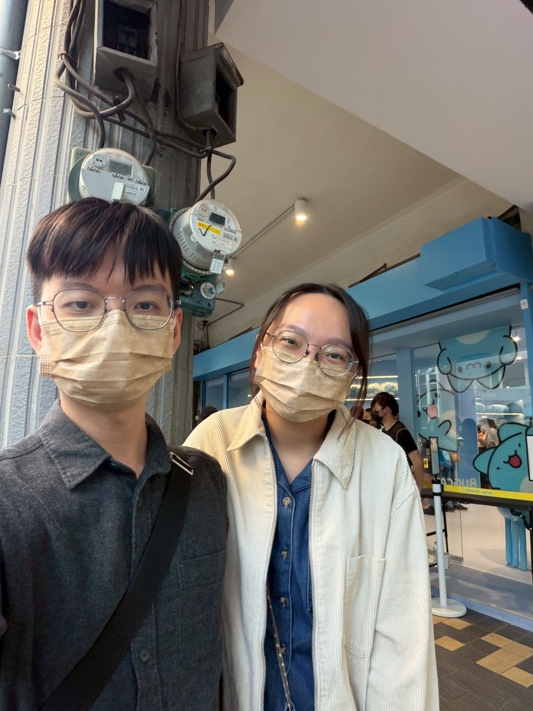 跟小均去西門咖波展.板橋耶誕城吃樂麵屋.買甜甜圈.看光雕秀Line friends