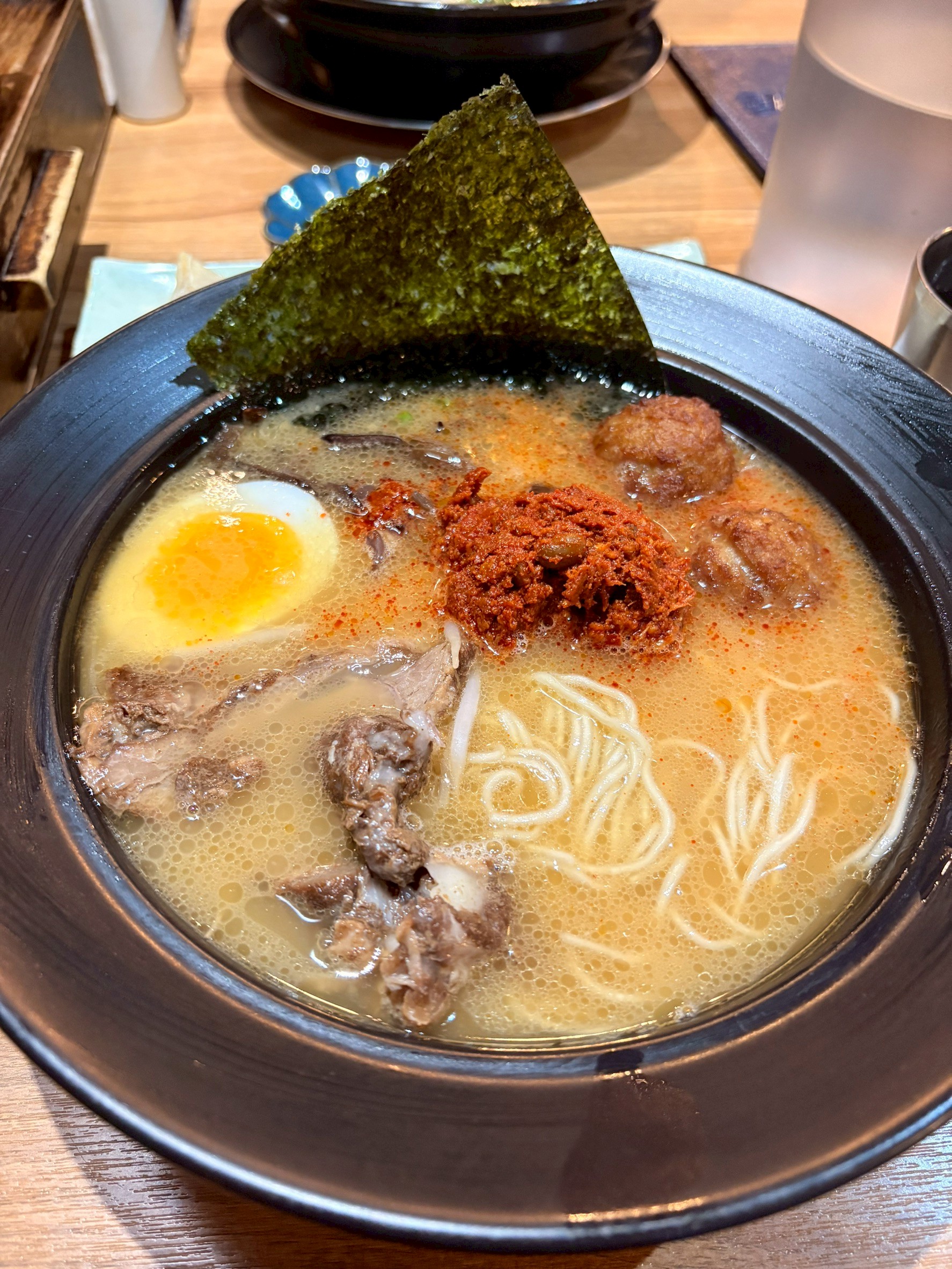 跟小均去西門咖波展.板橋耶誕城吃樂麵屋.買甜甜圈.看光雕秀Line friends