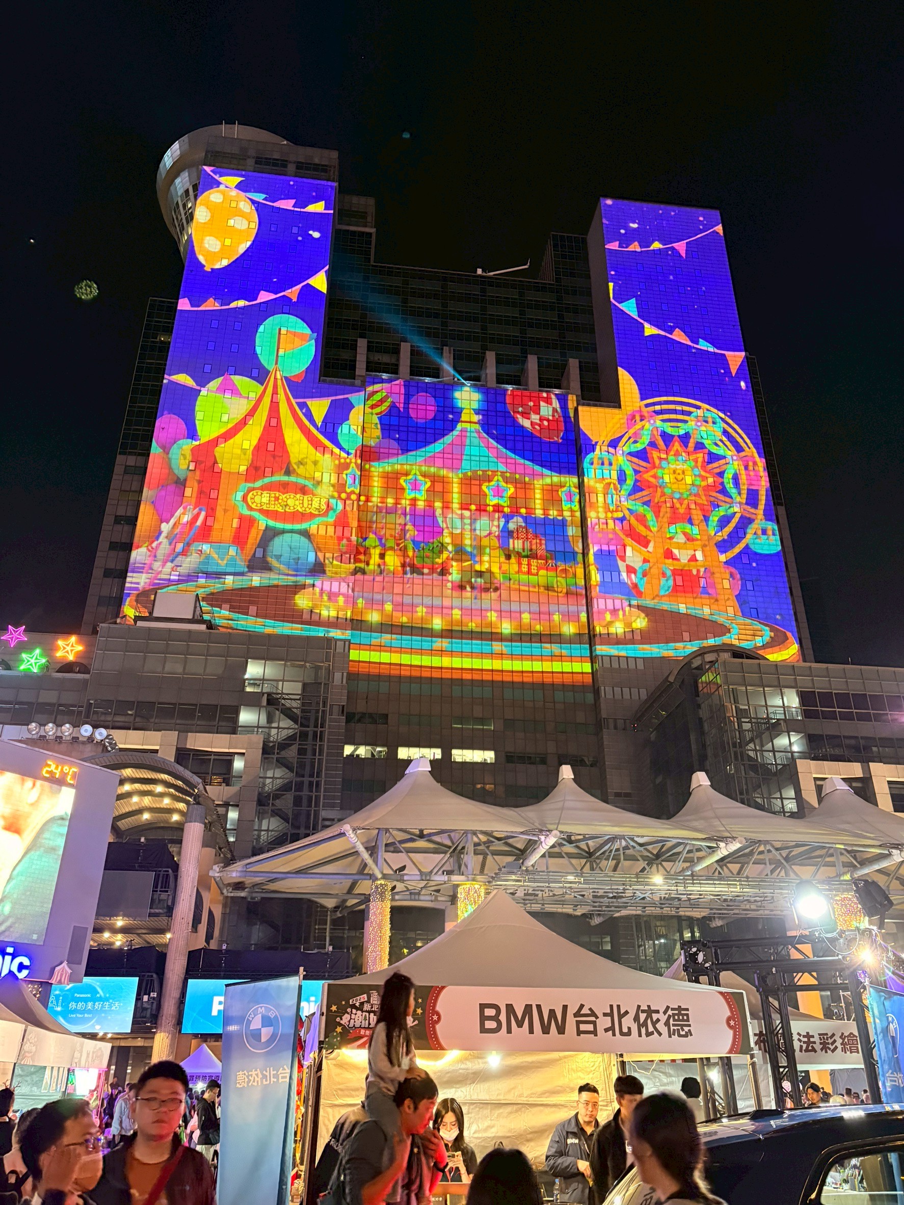 跟小均去西門咖波展.板橋耶誕城吃樂麵屋.買甜甜圈.看光雕秀Line friends