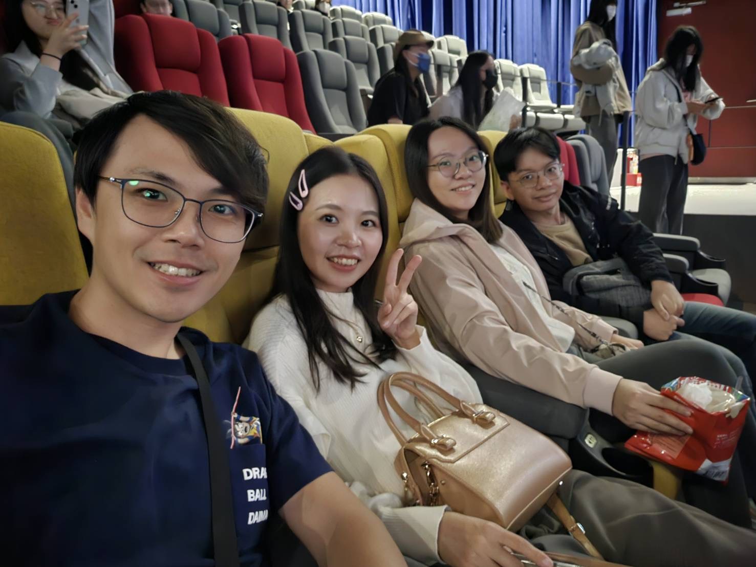 跟小均哥哥心柔看電影-動物方城市2.吃Woosa鬆餅.逛超市