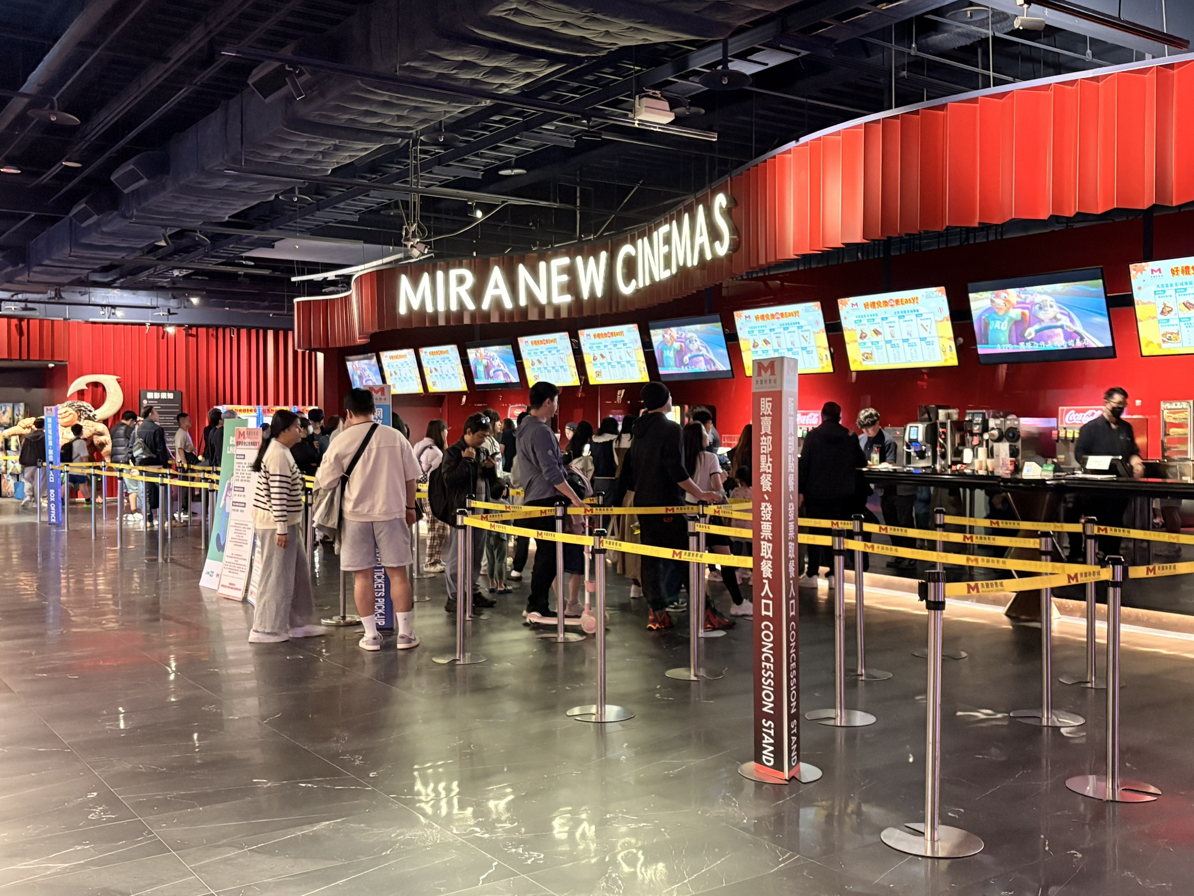 跟小均哥哥心柔看電影-動物方城市2.吃Woosa鬆餅.逛超市