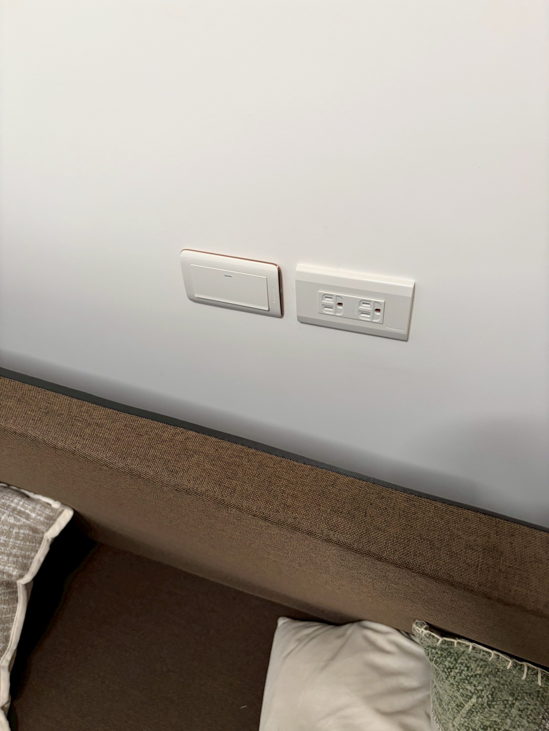 和小均還有大家一起參加哥哥的入厝儀式.吃披薩嗨翻.娘家吃羊肉爐好飽.蹭飲料爽爽