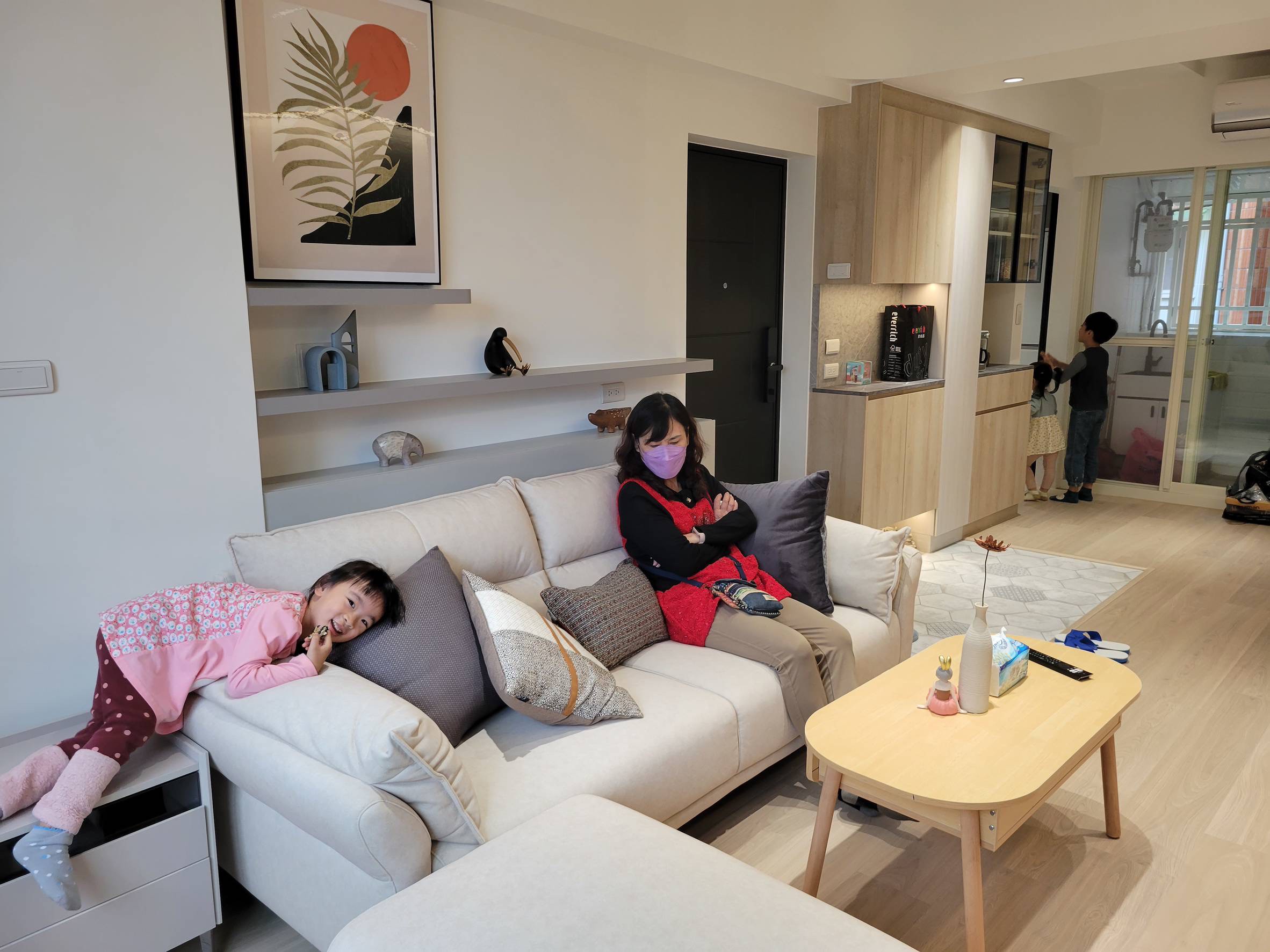 和小均還有大家一起參加哥哥的入厝儀式.吃披薩嗨翻.娘家吃羊肉爐好飽.蹭飲料爽爽