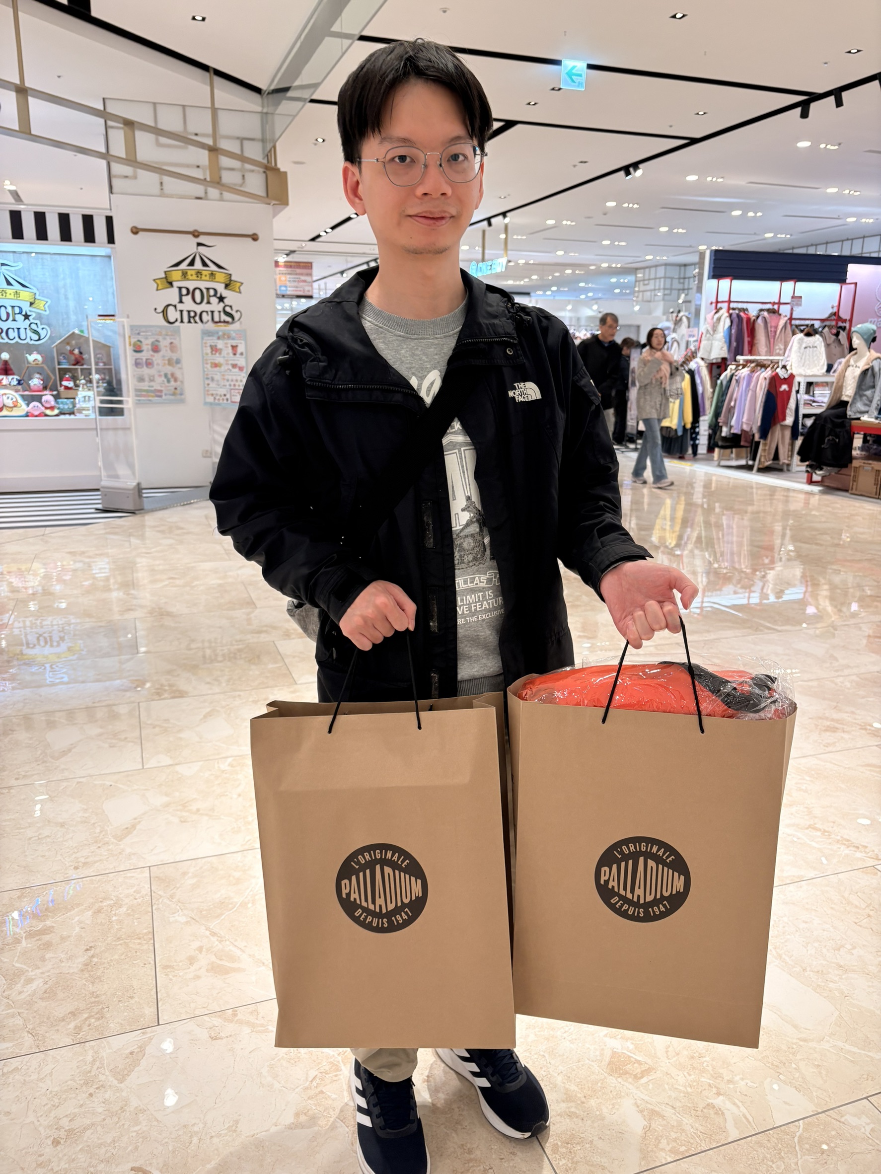 跟小均看阿凡達.吃宏匯點點心.買Palladium的防水情侶雪靴.地下室膠條偷天換日之術讚讚讚