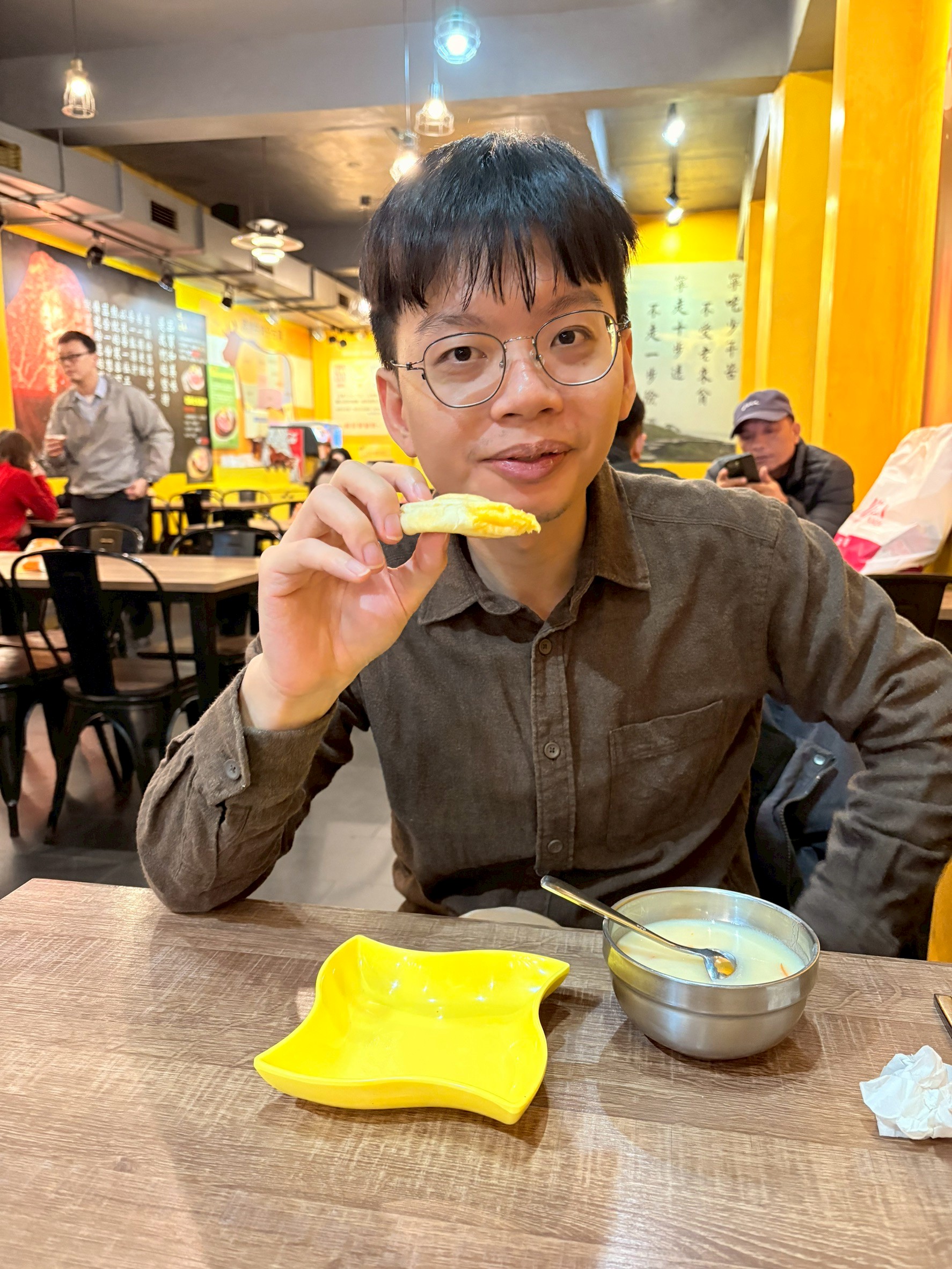 跟小均下雨搭公車去逛新莊廟街.新月橋散步回憶告白畫面.逛新開的NET.搭Uber回家好快樂.跟遊戲團跨年.動森倒數