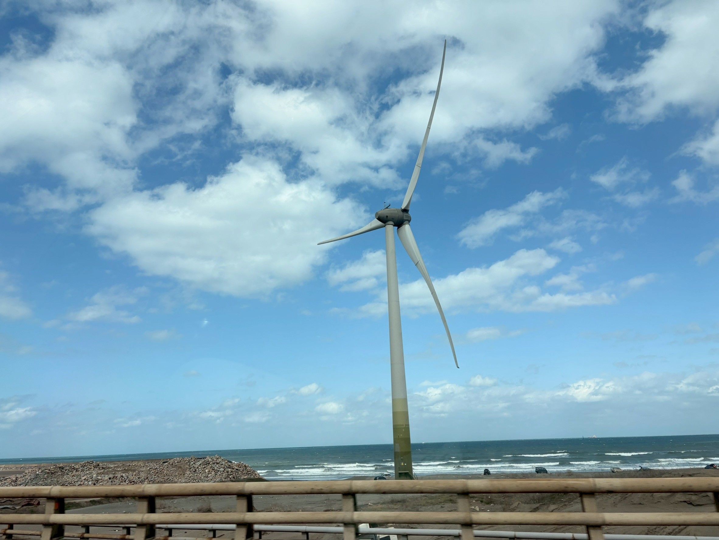 竹圍漁港賜福船長的店吃爆沙母螃蟹.風超大被吹著走