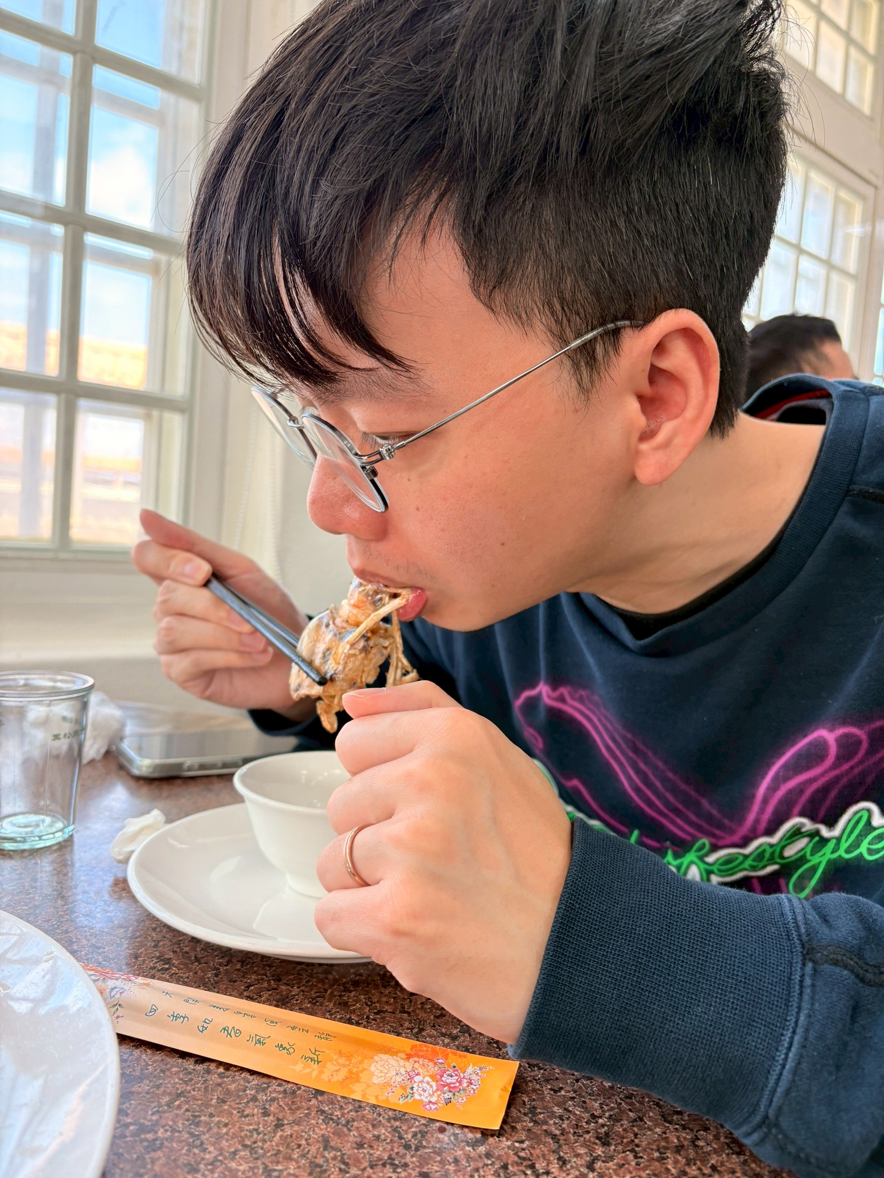 竹圍漁港賜福船長的店吃爆沙母螃蟹.風超大被吹著走