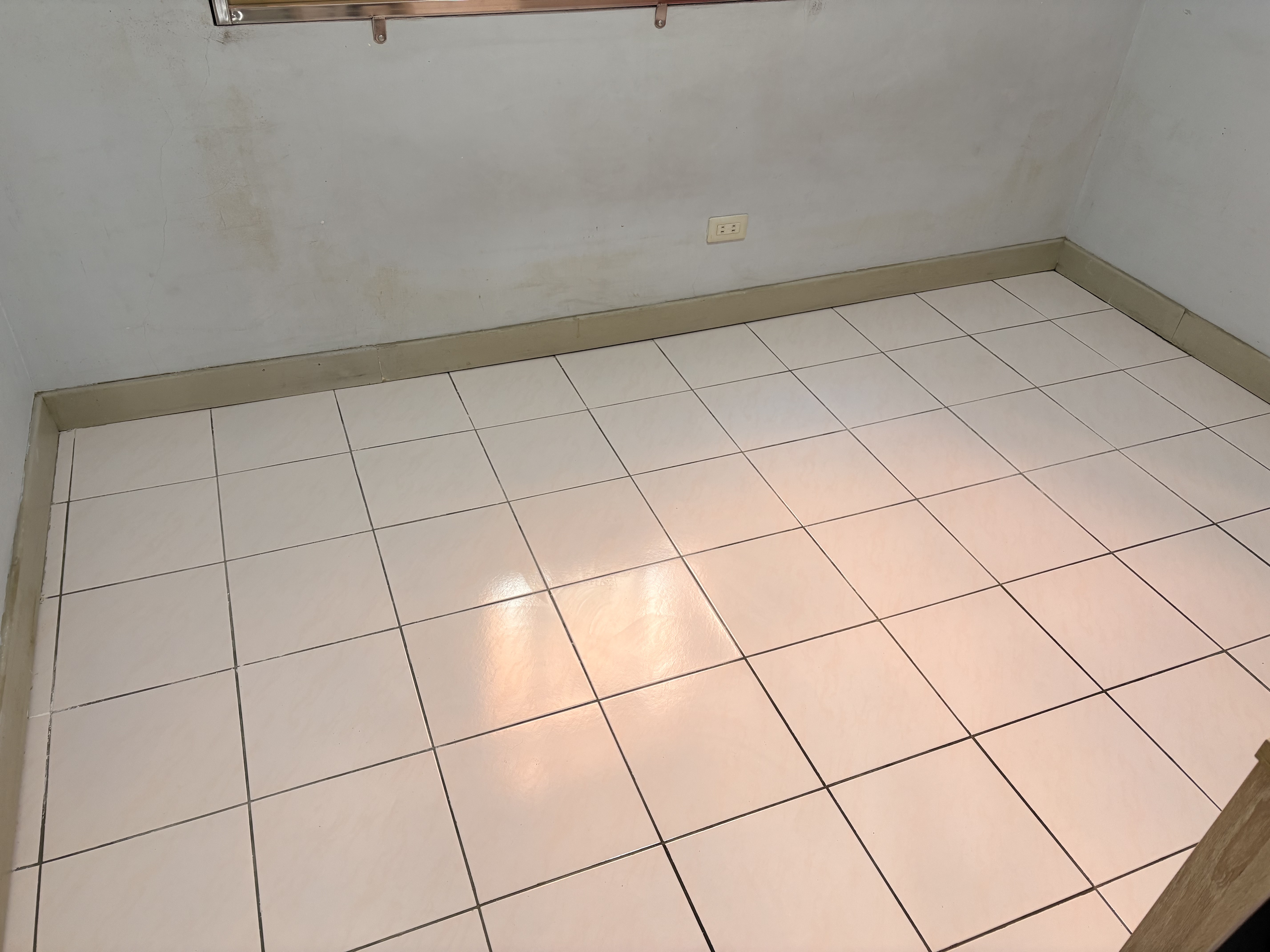 終於把客臥的地板清乾淨了超感動