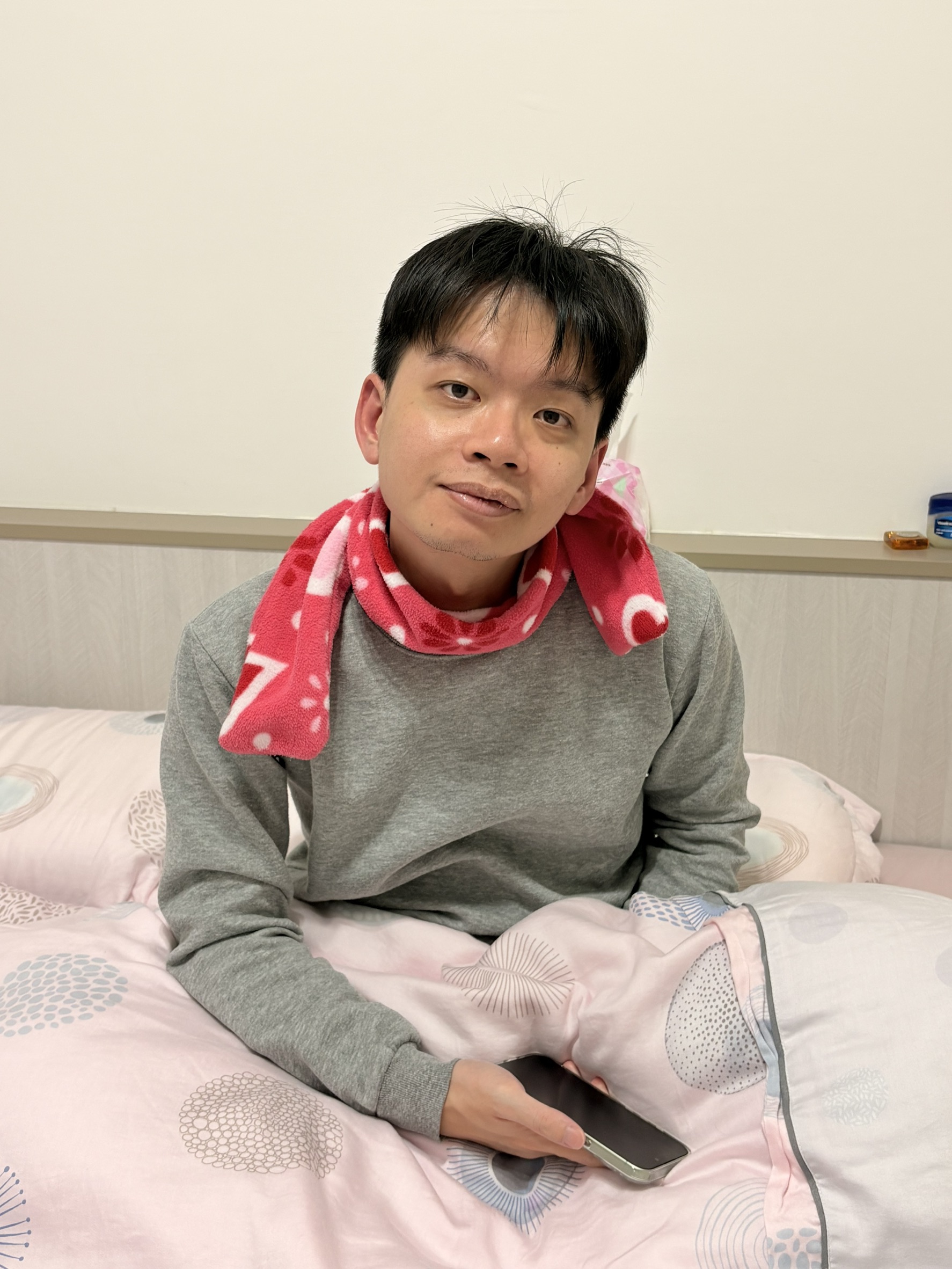 開箱新的咖波行李箱超好看超喜歡.小均睡覺用圍巾後終於不頭痛了讚讚