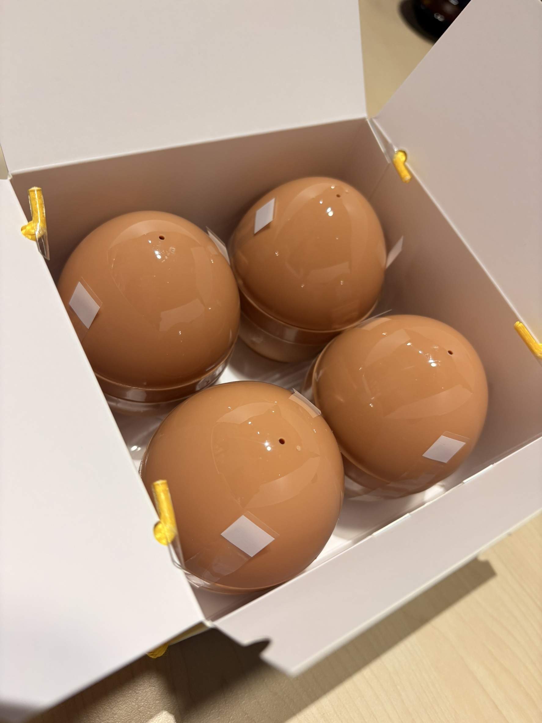 跟小均.鄭軒.慧真(初次見面)一起吃魚多甜.互相送小禮物.亞尼克布丁好吃.買皮球多地瓜球