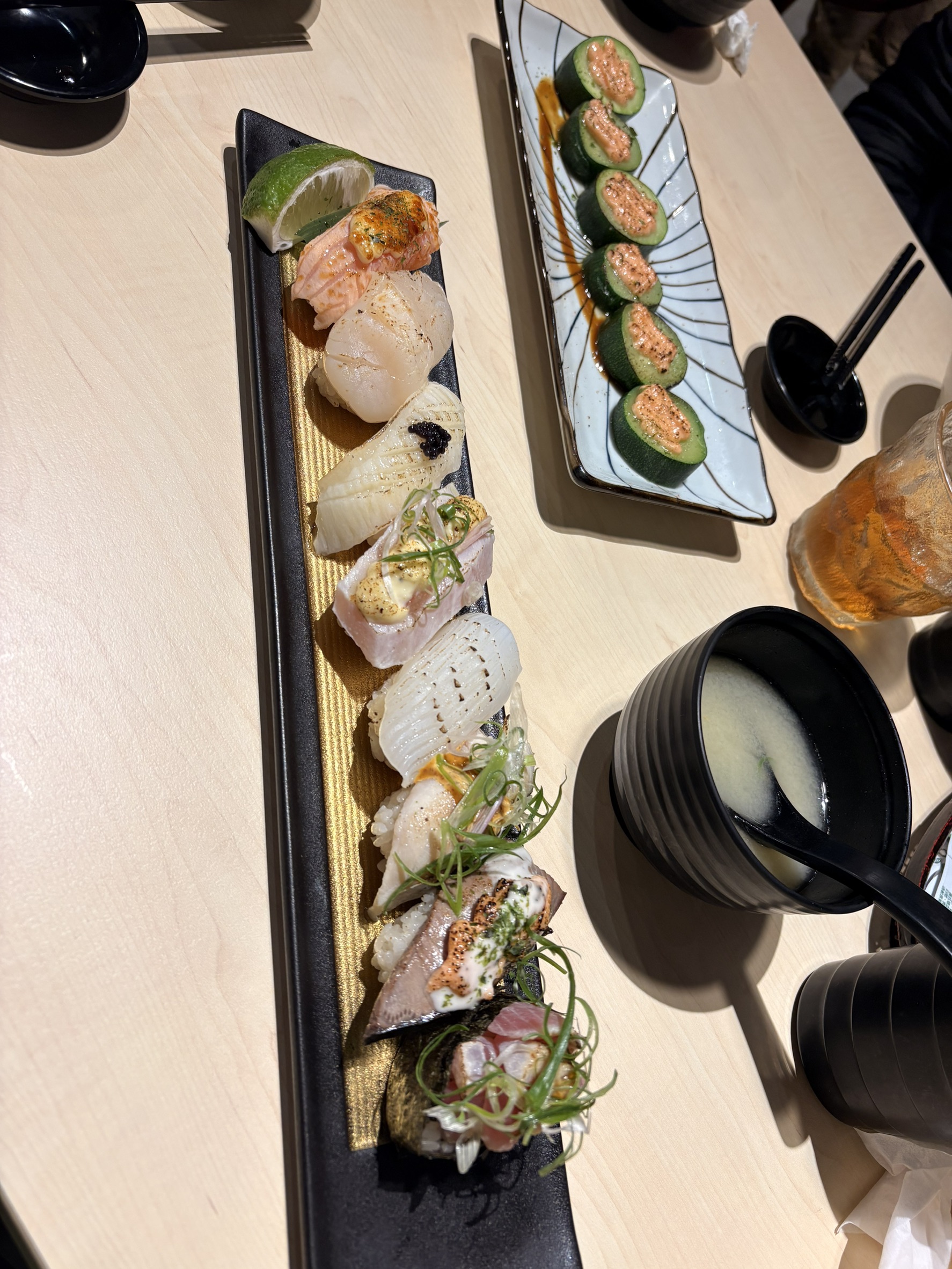 跟小均.鄭軒.慧真(初次見面)一起吃魚多甜.互相送小禮物.亞尼克布丁好吃.買皮球多地瓜球