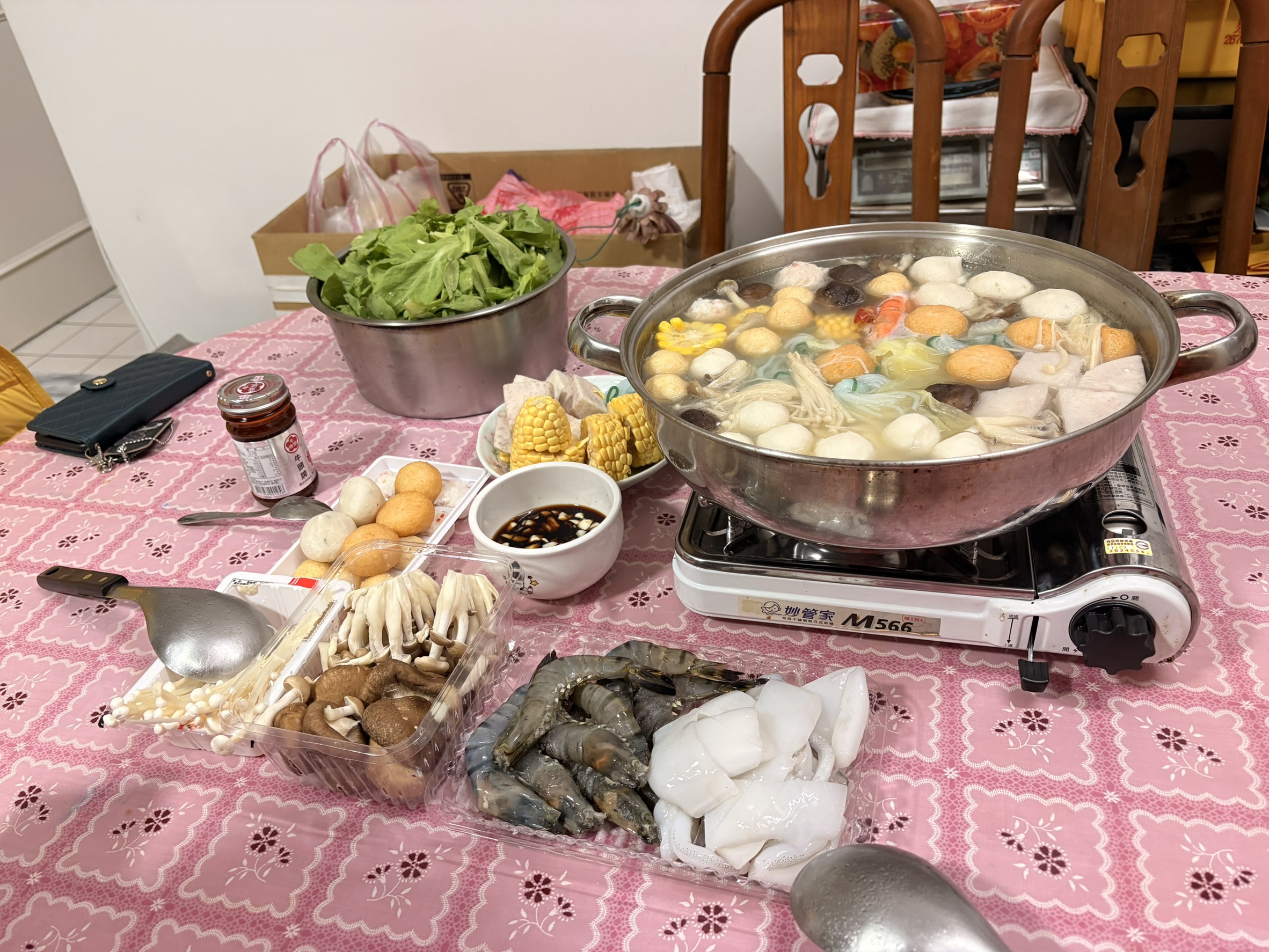 首次在小均家過除夕.阿嬤家吃火鍋.買刮刮樂試試手氣.我們家打麻將打通霄好嗨