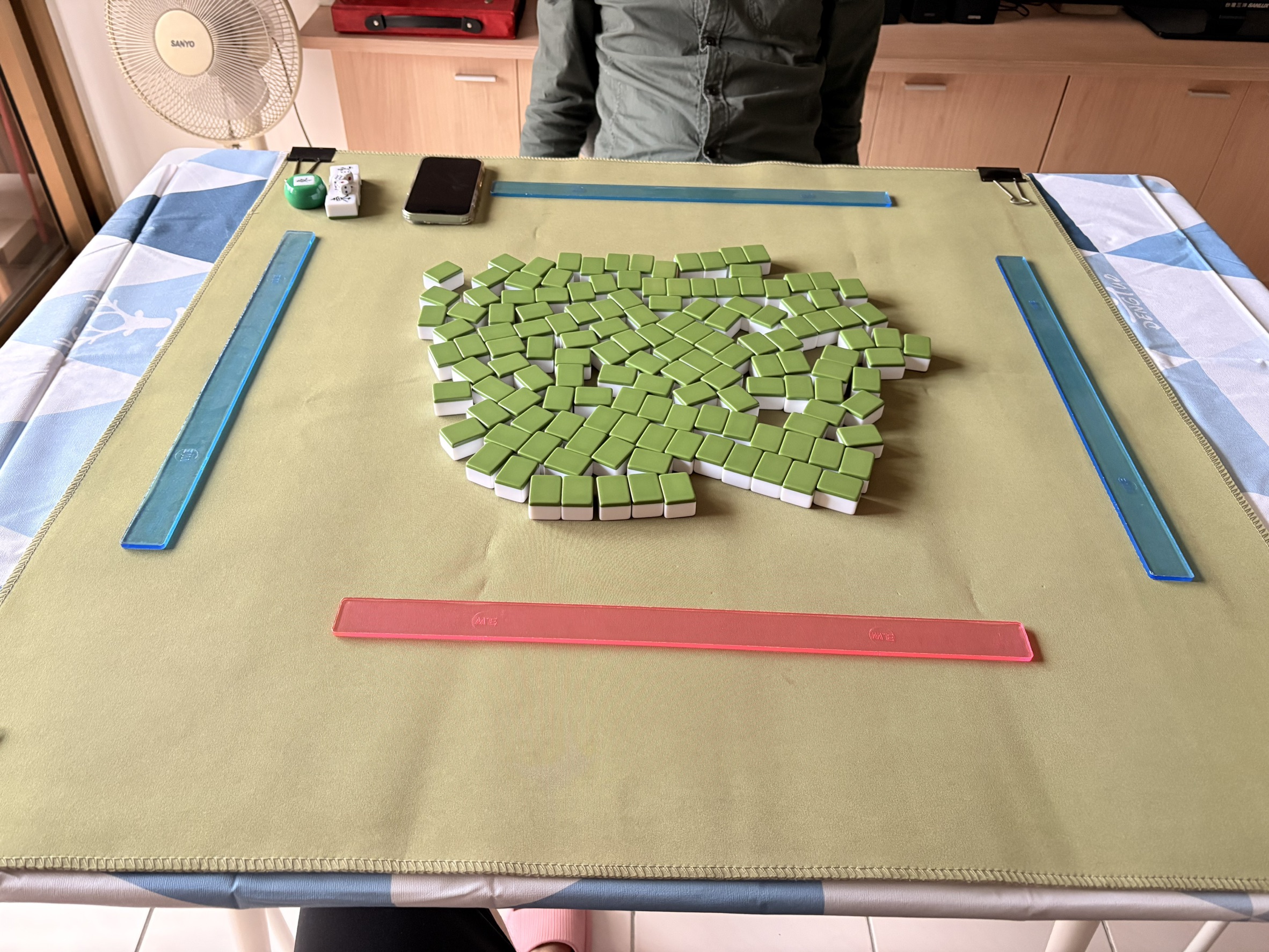 首次在小均家過除夕.阿嬤家吃火鍋.買刮刮樂試試手氣.我們家打麻將打通霄好嗨