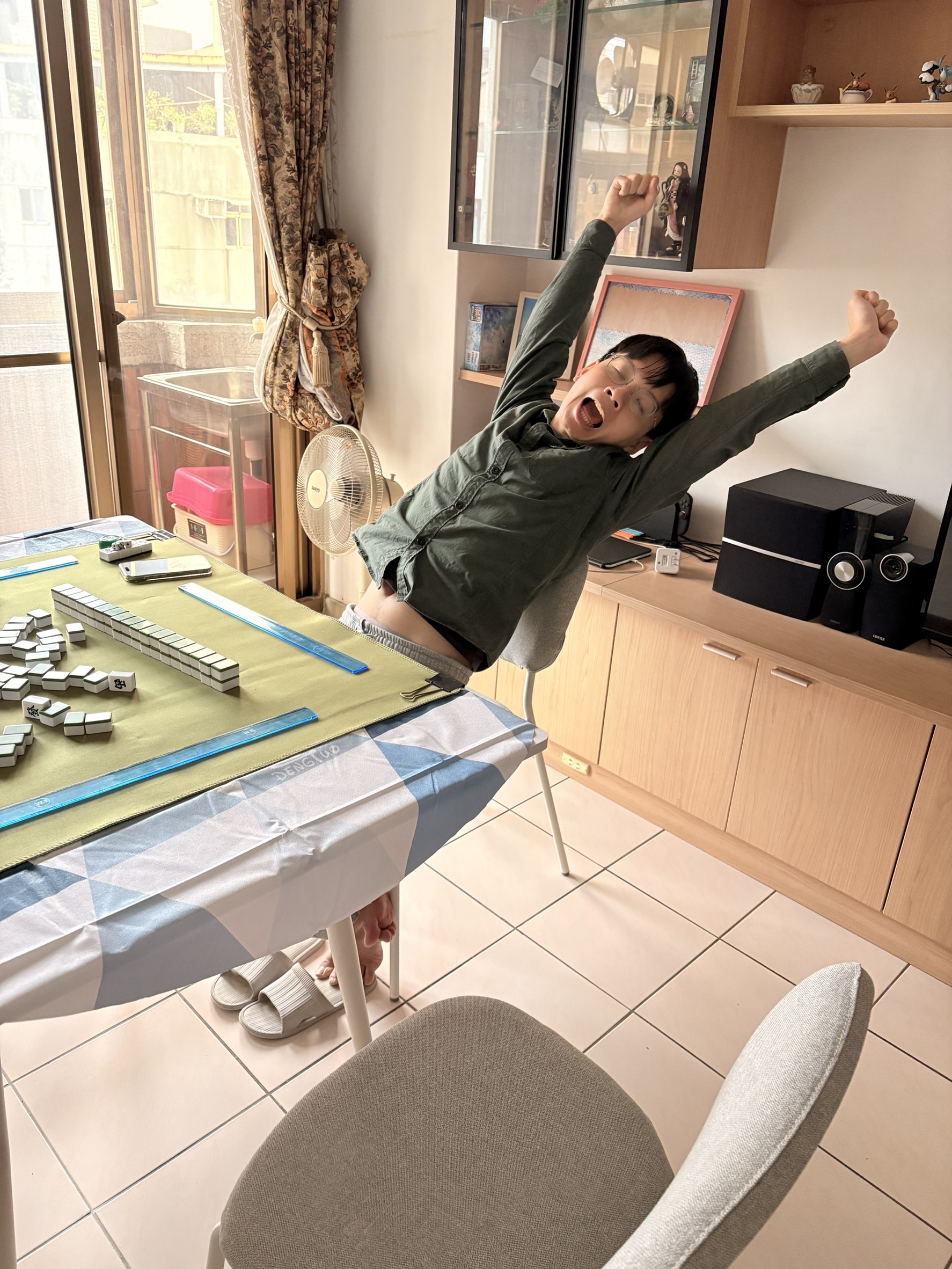 首次在小均家過除夕.阿嬤家吃火鍋.買刮刮樂試試手氣.我們家打麻將打通霄好嗨