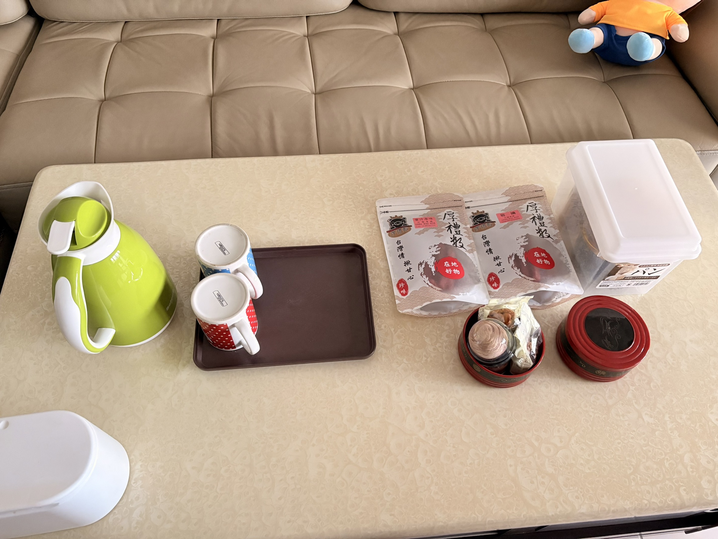 首次在小均家過除夕.阿嬤家吃火鍋.買刮刮樂試試手氣.我們家打麻將打通霄好嗨