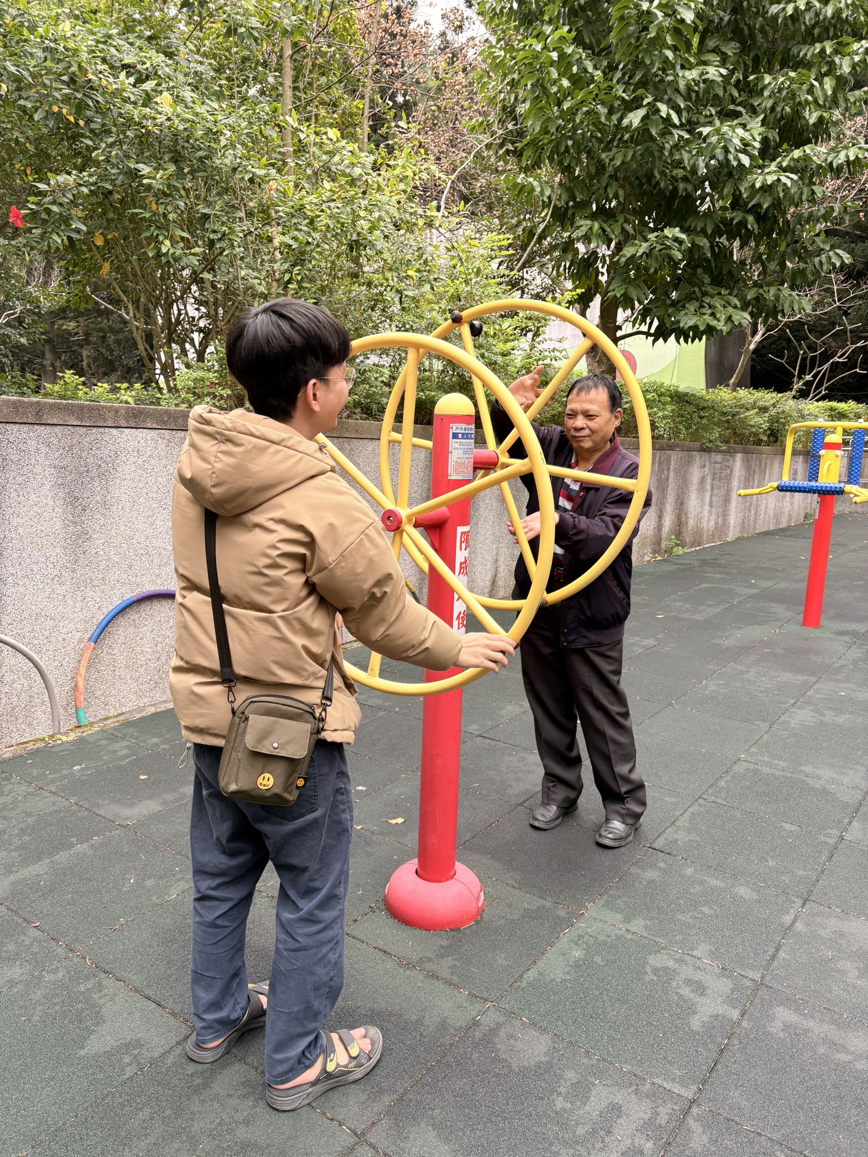 第一次邀請小金魚爸媽來家裡作客.哥哥心柔也來拜訪.吃披薩+刮刮樂.辭修公園散步掃街