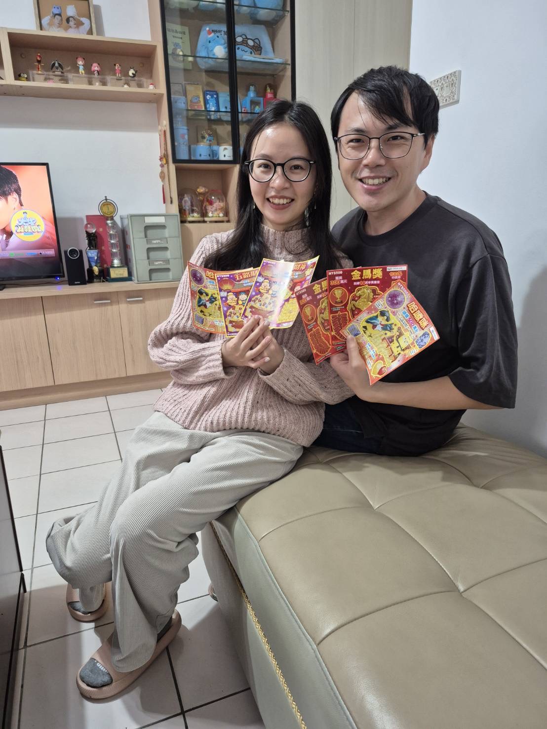 第一次邀請小金魚爸媽來家裡作客.哥哥心柔也來拜訪.吃披薩+刮刮樂.辭修公園散步掃街