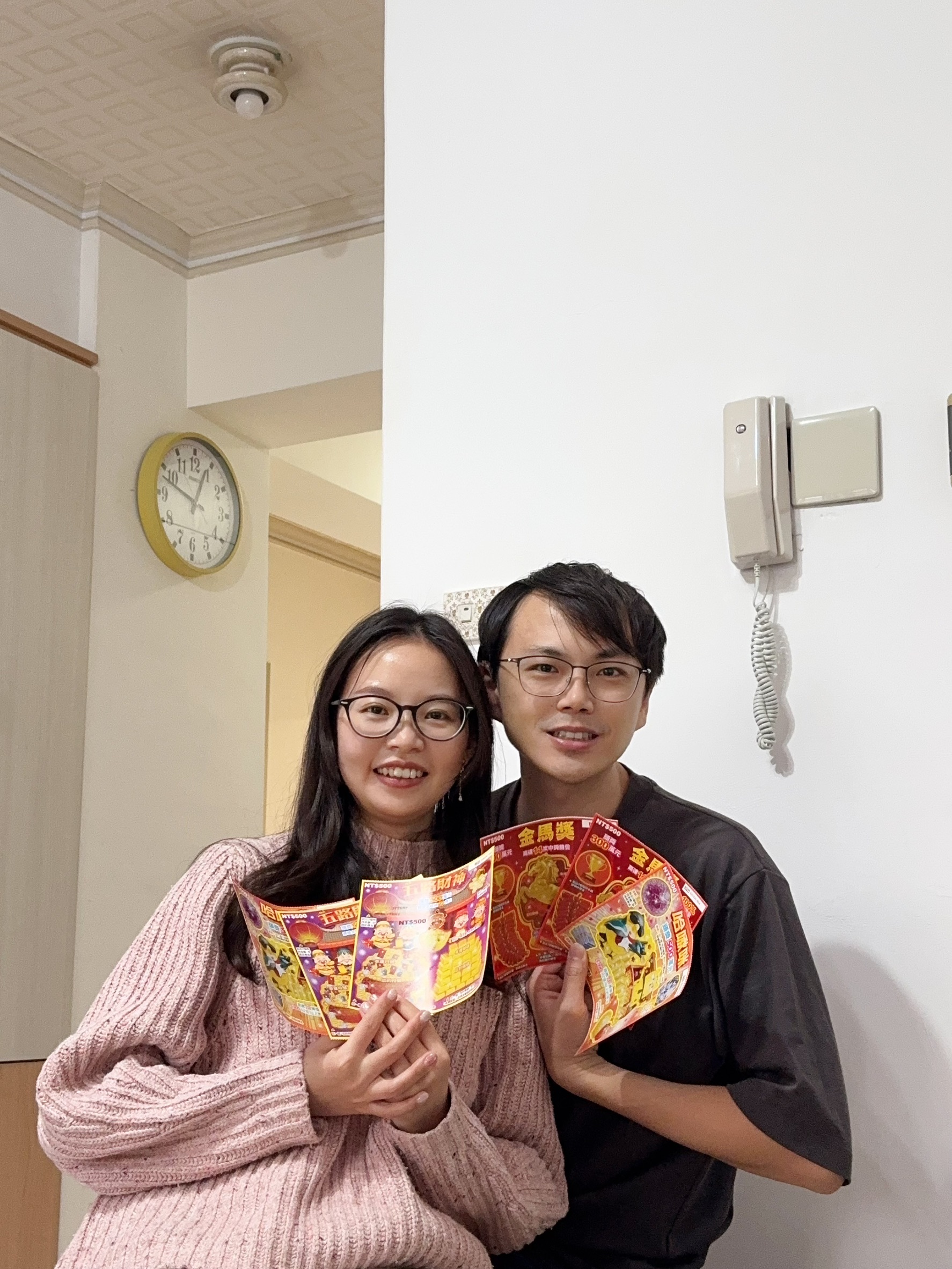 第一次邀請小金魚爸媽來家裡作客.哥哥心柔也來拜訪.吃披薩+刮刮樂.辭修公園散步掃街