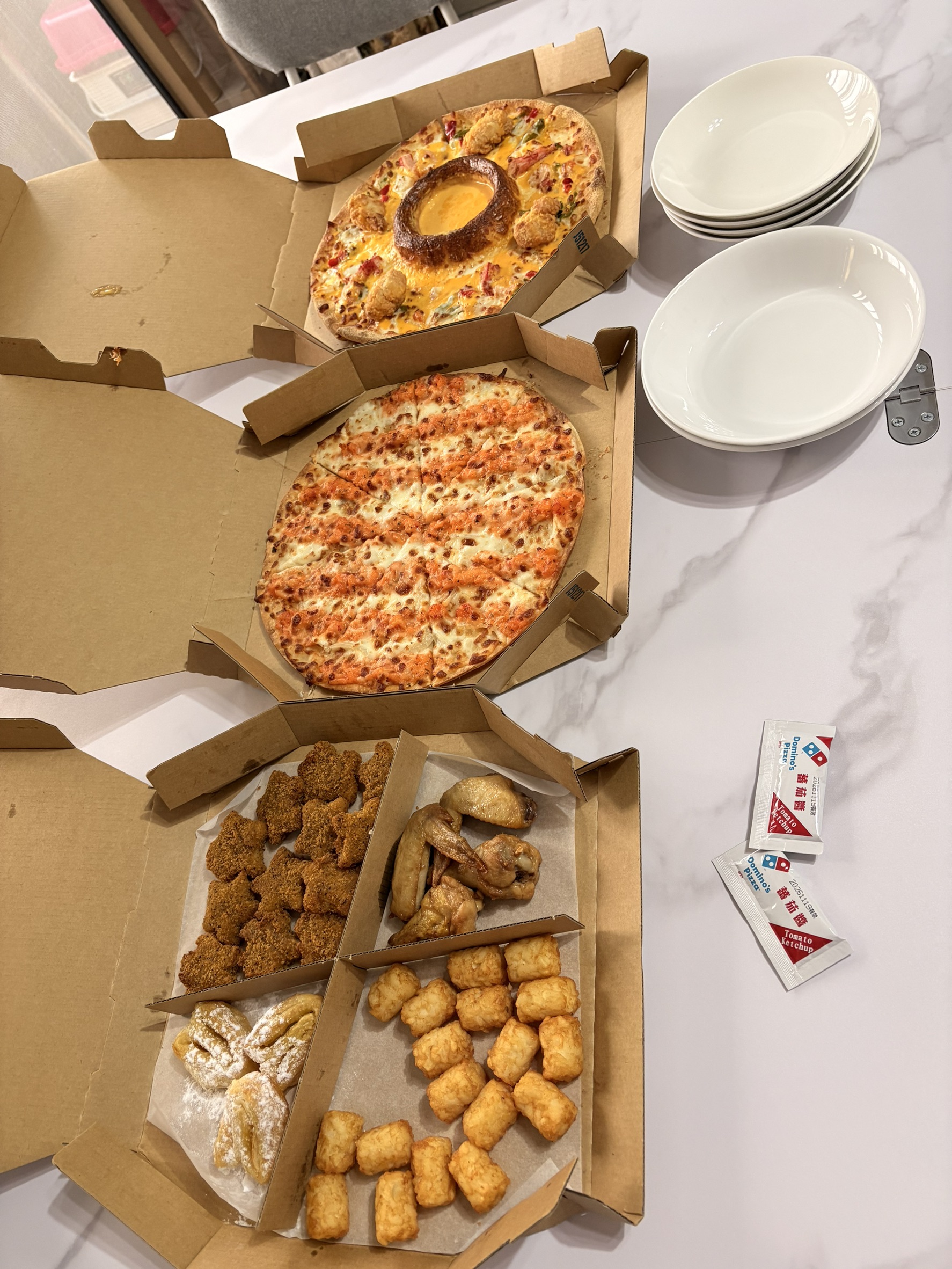 第一次邀請小金魚爸媽來家裡作客.哥哥心柔也來拜訪.吃披薩+刮刮樂.辭修公園散步掃街