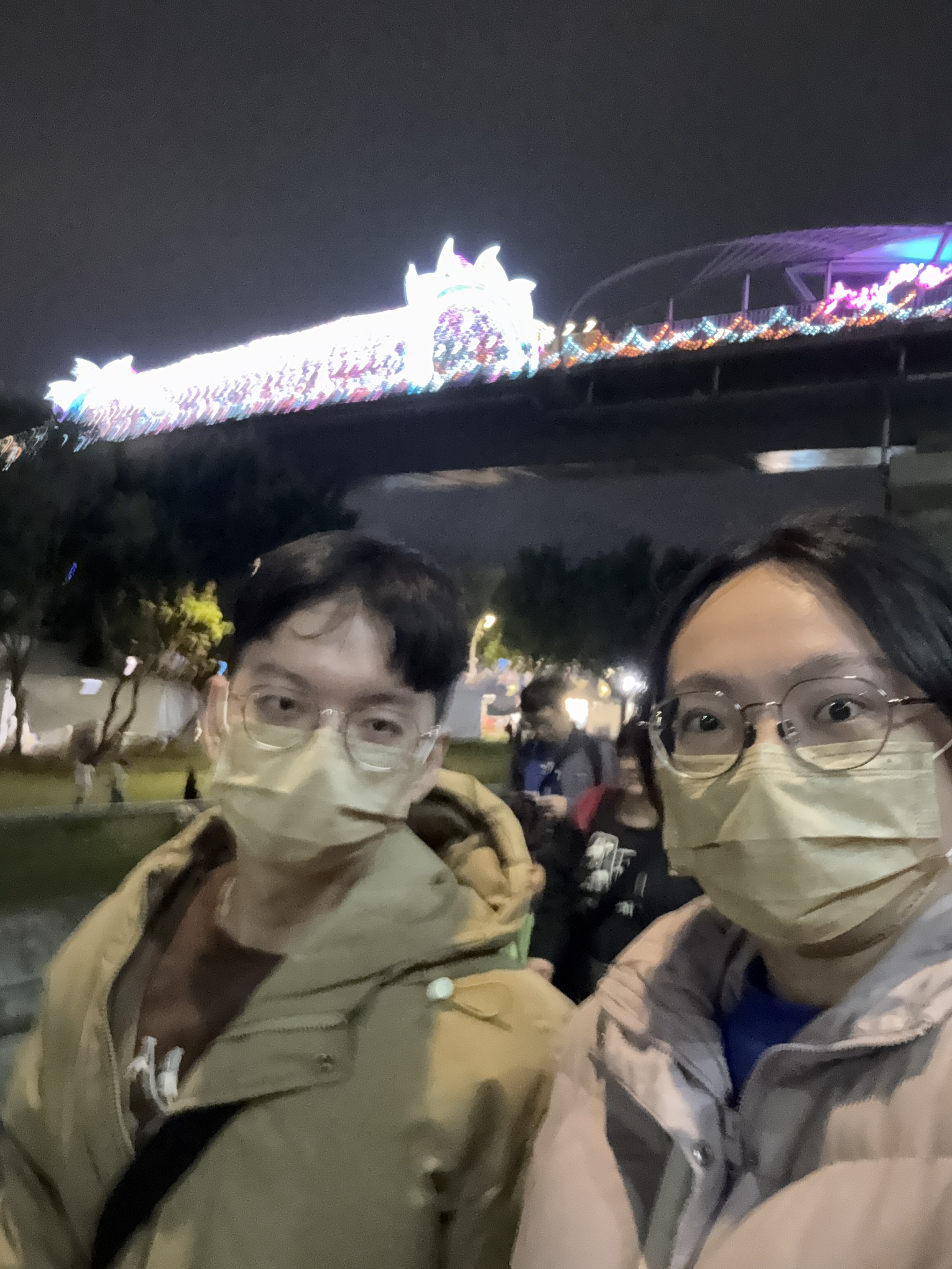 跟小均去三重站的新北燈節逛.人擠人好可怕.吃吃散步拍拍照