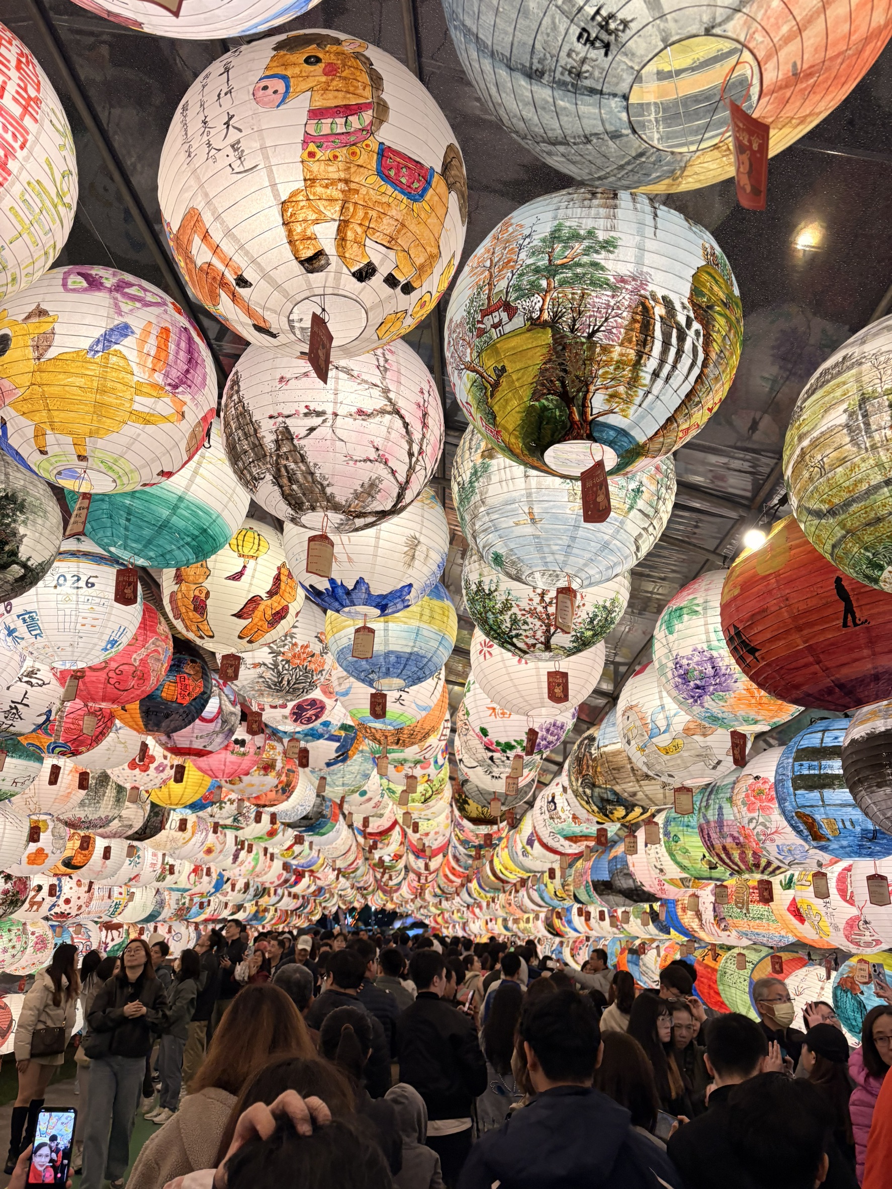 跟小均去三重站的新北燈節逛.人擠人好可怕.吃吃散步拍拍照